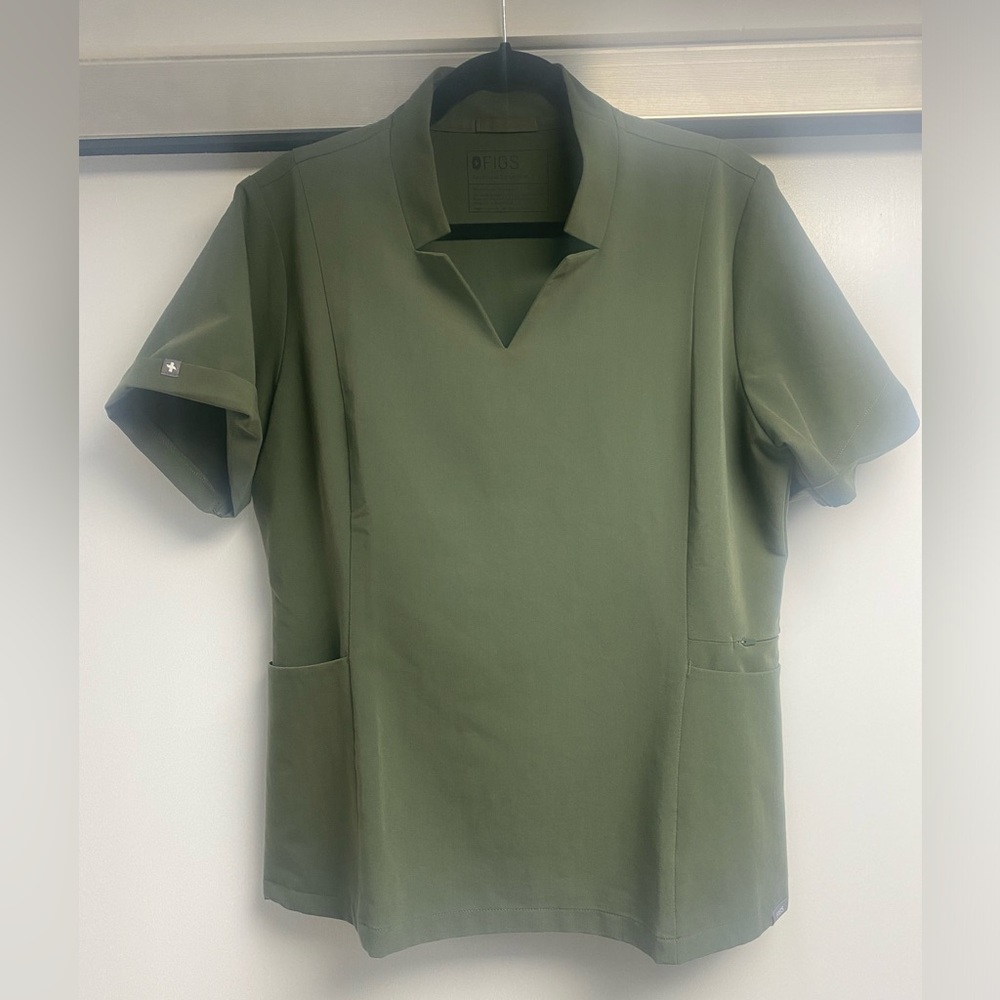 Figs scrub top